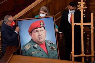La primera dama Cilia Flores y el líder partidario, Diosdado Cabello, ingresan la fotografía de Hugo Chávez al Parlamento en Caracas 