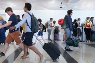 Aeropuertos de los Estados Unidos enfrentan una crisis debido a la falta de personal para cubrir el alto flujo de viajeros, las quejas han crecido durante el verano entre retrasos, cancelaciones y largas filas

(Gus Powell/The New York Times)