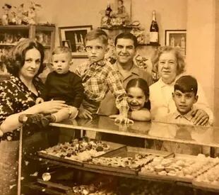 Tres generaciones de Ortellado: la abuela Mary, Pedro e Irma y Martín (el de camisa a cuadros y anteojos) junto a sus hermanos y una amiga.