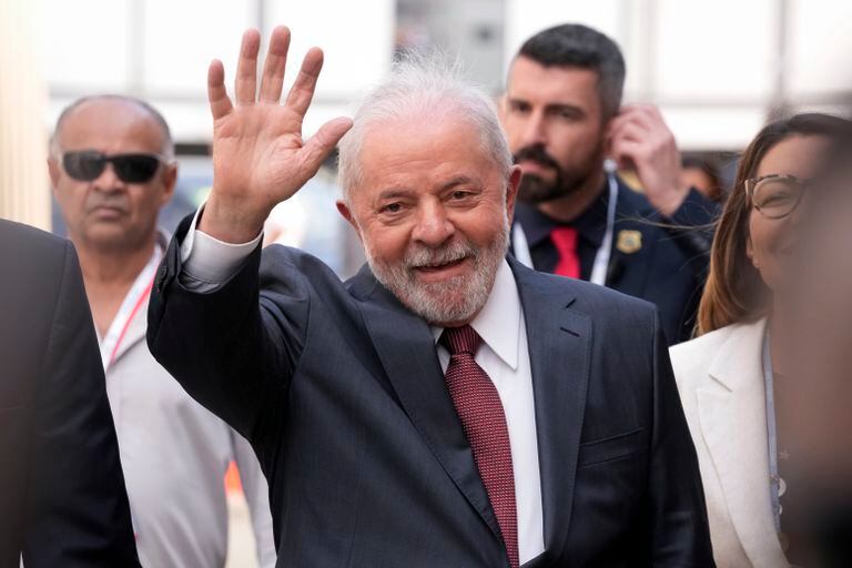 El presidente electo de Brasil, Luiz Inacio Lula da Silva, saluda al arribar a la cumbre climática de la ONU COP27, miércoles 16 de noviembre de 2022, en Sharm el-Sheij, Egyipto. (AP Foto/Peter Dejong)