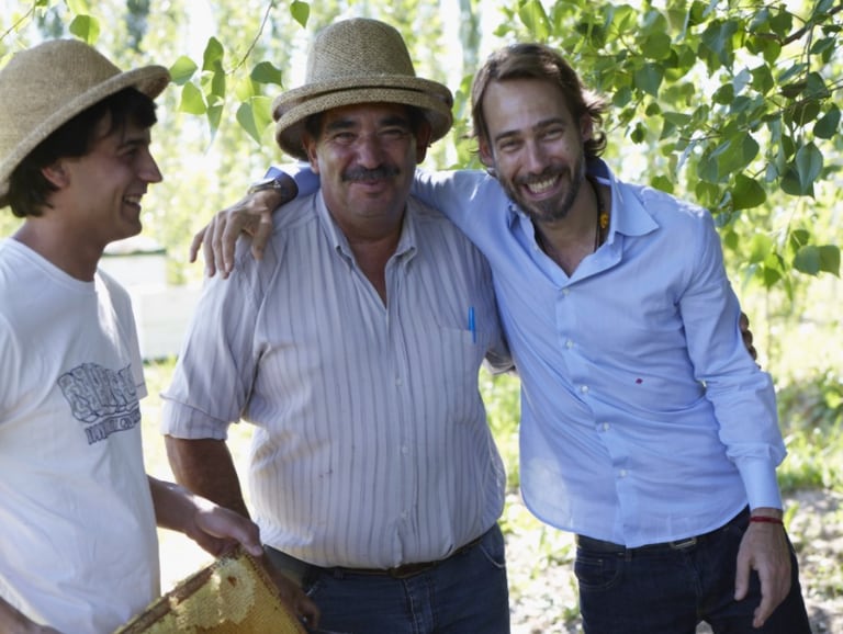 L'italiano Piero Incisa della Rochetta nel suo ranch a Minci, nel Rio Negro con due collaboratori (entrambi indossano cappelli)