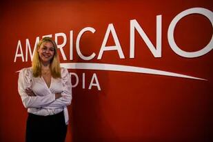 Conductora de Americano Media Group, María Herrera Mellado posa en su flamante estudio en Miami, Florida. (Photo by CHANDAN KHANNA / AFP)