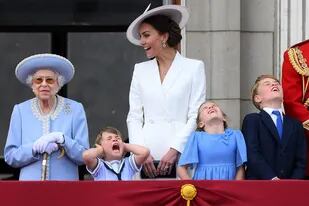 La reina Isabel II inauguró los festejos de cuatro días por sus 70 años en el trono: quiénes la acompañan