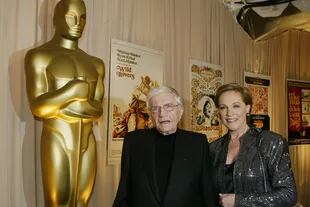 En los Oscar. Blake Edwards junto a su mujer, Julie Andrews.