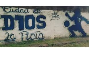 La llegada de Maradona revolucionó la ciudad de La Plata, que al instante se volcó con el ídolo.