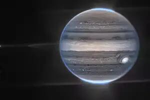 Qué son los misteriosos “aviones” de Júpiter que captó el Telescopio James Webb