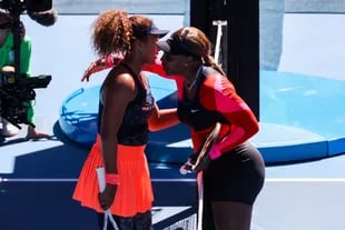 El saludo respetuoso, afectuoso, entre Osaka y Serena Williams al cabo del 6-3 y 6-4 de la japonesa, que le hizo dos pequeñas reverencias a la estadounidense.