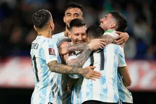 Lionel Messi festeja con sus compañeros tras su gol, el tercero ante Venezuela
