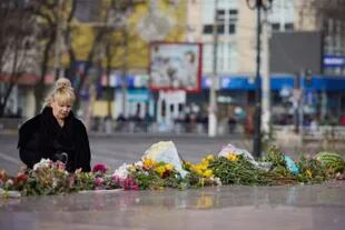 This Handout Photo, Taken And Released By The Ukrainian Presidential Press Service On November 14, 2022, Shows A Local Resident Standing After Laying Flowers For Dead Soldiers In The City Center During The Visit Of Ukrainian President Volodymyr Zelensky.  Russian Army From The Strategic Center.  (Handout / Photo By Ukrainian Presidential Press Service / Afp) / Restricted To Editorial Use - Mandatory Credit &Quot;Afp Photo / Ho - Ukrainian Presidential Press Service&Quot; - No Marketing No Advertising Campaign - Delivered As A Service To Customers