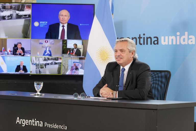 Alberto Fernández anunció la fabricación de la Sputnik V en la Argentina en una videoconferencia junto a Putin