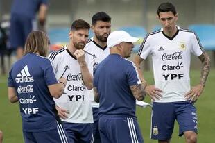 Sampaoli conversa con Messi, Higuaín y Di María