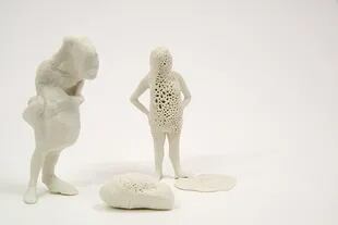 Pequeñas figuras en porcelana (serie Foreigners) de la artista Claudia Fontes se verán en el CCK