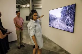 Baichwal señala una videoinstalación que muestra el gran basural de Dandora, en un barrio marginal en Nairobi, cuyos desechos comienzan a solidificarse