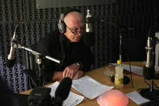 Cacho Fontana en un estudio de radio, su hábitat natural