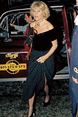 Era 1999 y en el hotel Ritz se celebraba el cumpleaños de la hermana de Camilla. Esa noche, el príncipe de Gales la presentó como su novia oficial.