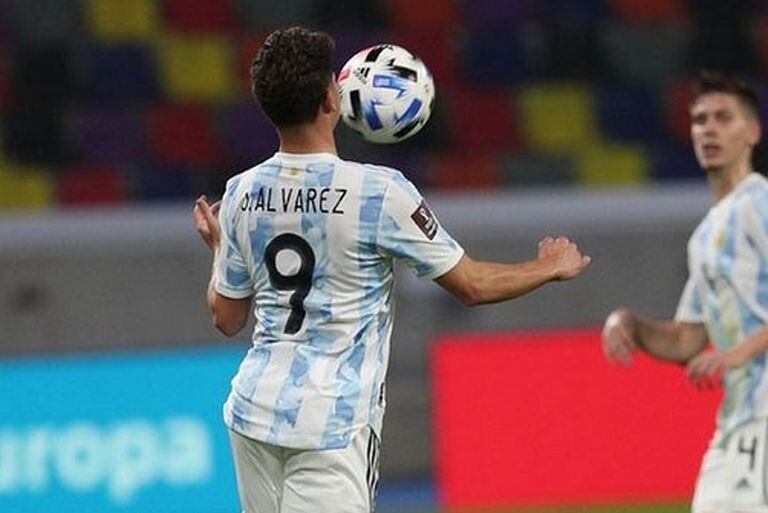 Con la selección jugó en un partido ante Chile, por las eliminatorias; su presencia con la celeste y blanca también ayudó a aumentar su valor de mercado