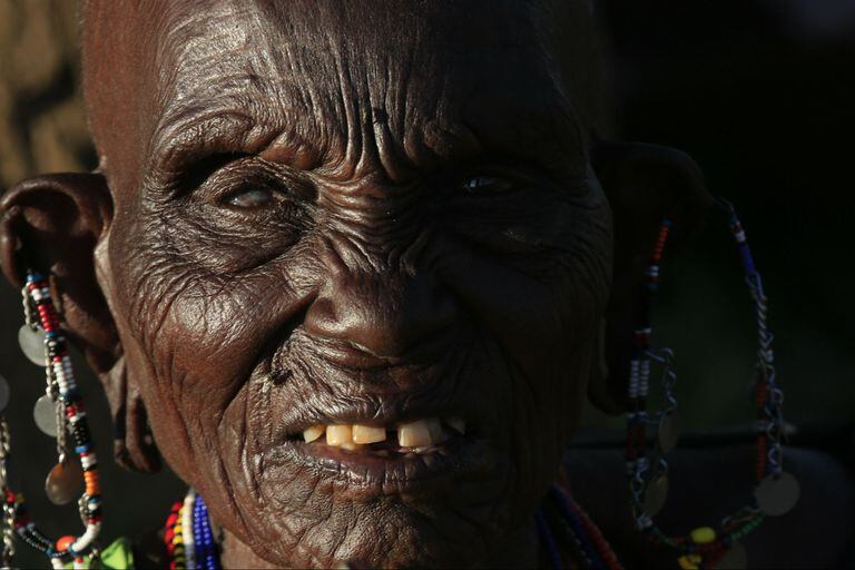 Mujer anciana perteneciente a la tribu Maasai en Kenia