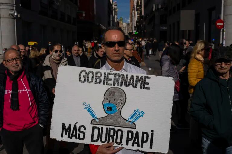 Manifestants are organized by the Movimiento de los "chalecos blancos" Participants in a protest protest against the restrictions on COVID-19 and the vacancy in Madrid, Spain, on February 6, 2022