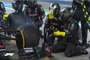 El increíble error de Mercedes con su piloto George Russell en el momento de uno de los cambios de neumáticos