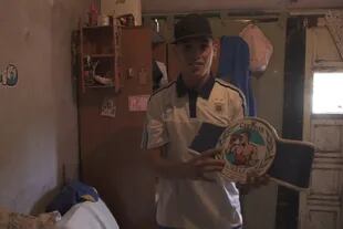 Los martes y jueves está dando clases de boxeo a otros chicos en el club barrial San Enrique.