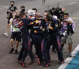 La felicidad de Max Verstappen con los mecánicos de Red Bull al término de la carrera
