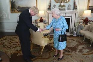 Boris Johnson saluda a la reina Isabel en el Palacio de Buckingham