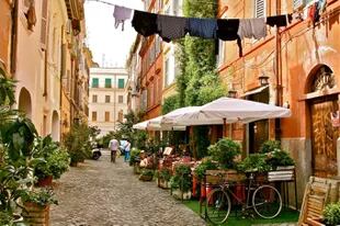 Trastevere es un área bohemia y moderna que se aferra a sus raíces centenarias y de clase trabajadora. Es conocida por sus trattorias, sus bares y sus tiendas de artesanías.