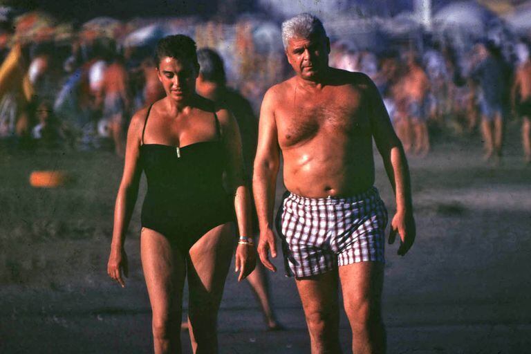 La foto que le costó la vida a Cabezas mostraba a Alfredo Yabrán de frente, junto a su esposa, caminando por la playa de Pinamar