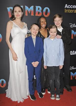 Con un diseño de Versace y pendientes Cartier, Angelina desfiló la red carpet de El Capitan Theater de Los Ángeles. En la foto, sonriente junto a sus hijos Zahara, Shiloh y los mellizos Vivienne y Knox.