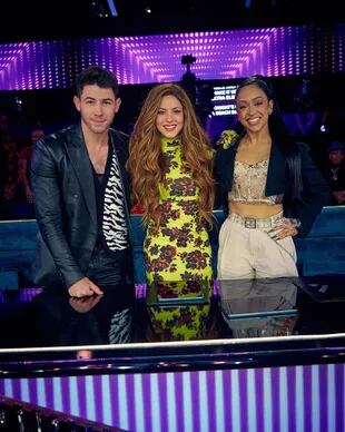 Shakira junto a Liza Koshy y a Nick Jonas, los otros jurados