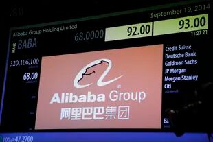 Una pantalla muestra los precios de las acciones de Alibaba en la Bolsa de Valores de Nueva York. (AP Foto/Mark Lennihan, archivo)