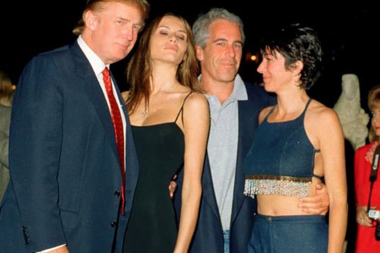 Donald y Melania Trump, junto a Jeffrey Epstein y Ghislaine Maxwell; el expresidente está en la lista de personas que fueron clientes de Epstein y Maxwell
