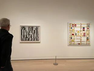 Obras del uruguayo Joaquín Torres García y de Piet Mondrian, exhibidas en una de las salas del MoMA