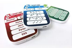 Fabricado con una impresora 3D, el teléfono celular de OwnFone permtie personalizar los botones del dispositivo con el sistema Braille