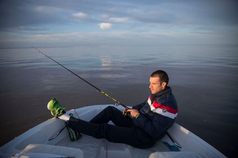 Leonardo Mayer en agosto de 2015, durante una entrevista íntima con LA NACION, en una tarde de pesca (una de sus pasiones) en el río Luján. 