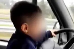Obligó a manejar a su hijo de 7 años, lo grabó y le suspendieron la licencia: deberá someterse a un examen psicofísico