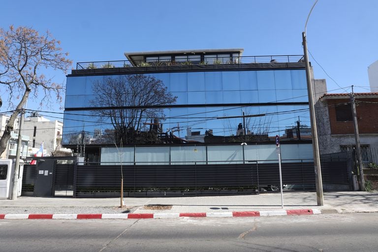 El edificio que compró Javier Mascherano en Uruguay hoy es ocupado por la embajada de Chile