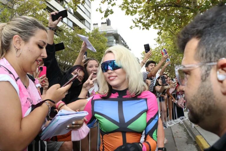 Miley Cyrus com seus fãs em sua chegada a Buenos Aires
