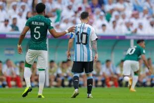 Ali Al-Bulaihi toca el hombro del delantero argentino Lionel Messi; trató de intimidarlo: ¿lo habrá logrado?