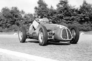 José Froilán González lleva al Ferrari número 26 al segundo puesto en el Gran Premio de Italia de 1952; el arrecifeño le dio a la escudería italiana su primera victoria (Gran Bretaña 1951) en Fórmula 1, y con ella fue subcampeón en 1954.