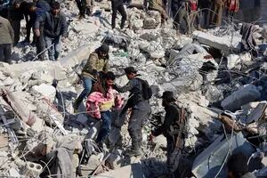 En medio de funerales masivos, sube a 11.700 la cantidad de muertos por el terremoto en Turquía y Siria