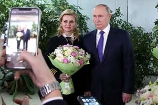 Putin posa para una foto durante su visita a la compañía Aeroflot