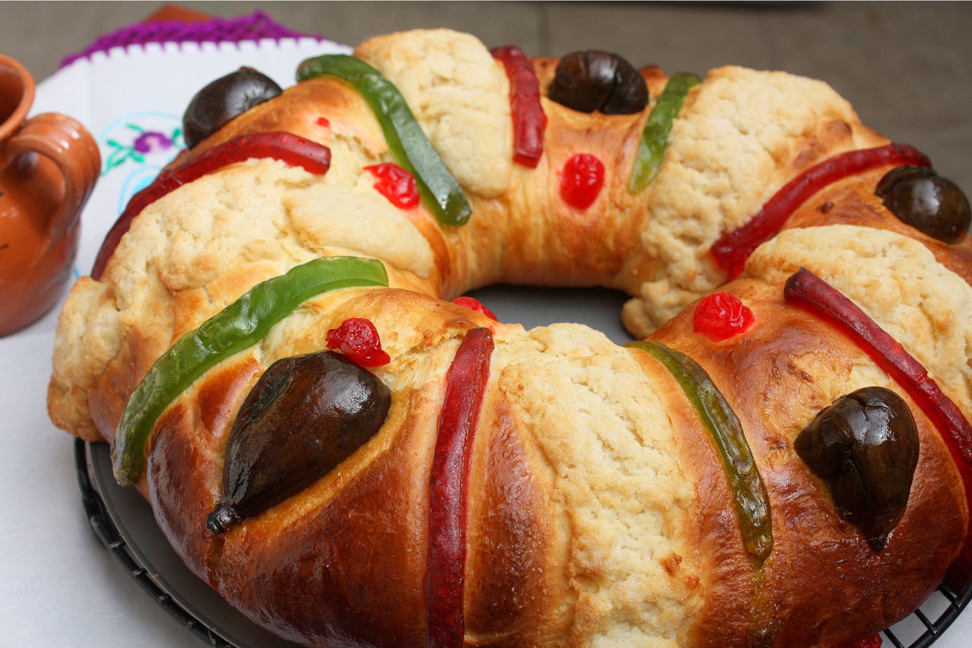Rosca de Reyes casera tradicional con crema pastelera y frutas confitadas.