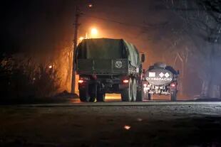 Camiones militares rusos Donetsk, en el este de Ucrania, el 22 de febrero del 2022.   (Foto AP)