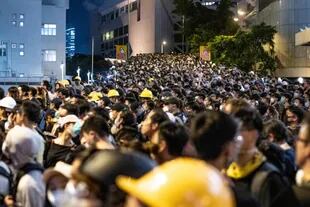Manifestantes colmaron la puerta de la sede de la policía de Hong Kong.