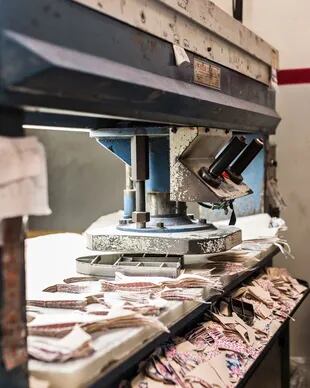Las troqueladoras a pleno cortando las piezas de cada modelo de calzado.