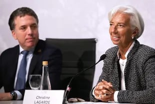 Nicolas Dujovne y Christine Lagarde durante la reunión de ministros de finanzas y presidentes de bancos centrales del G-20, en Buenos Aires el 21 de julio de 2018
