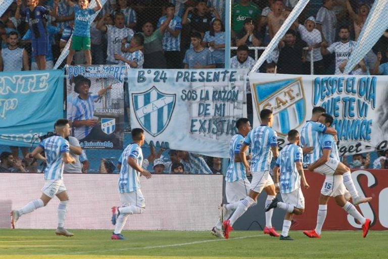 Cabral, autor del gol de Atlético Tucumán, recibe el saludo de sus compañeros