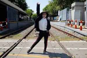 De bailar en su casa a escondidas, a interpretar a Michael Jackson en el tren Mitre