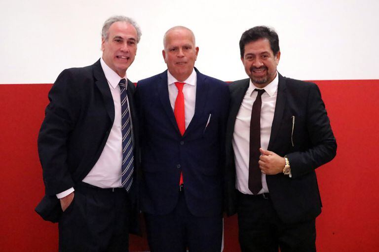 Otra de las listas opositoras a Hugo Moyano en Independiente: Claudio Rudecindo, en el medio, candidato a presidente, con Gustavo Lutteral y Roberto Bustamante